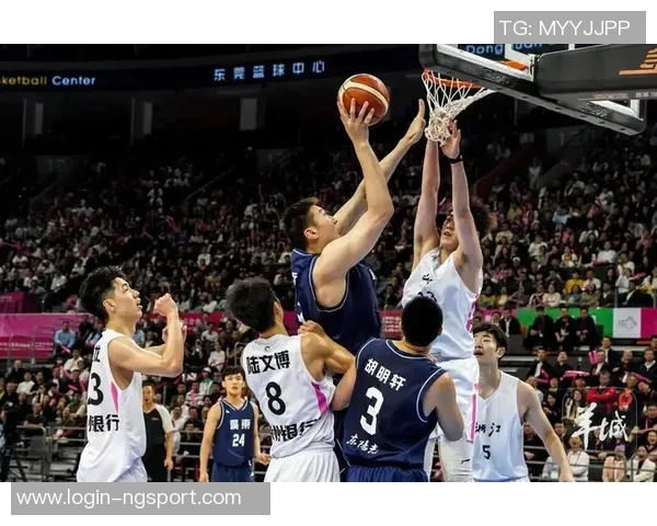 广东东莞男篮迎战深圳队全力争胜展现篮球激情与团队精神